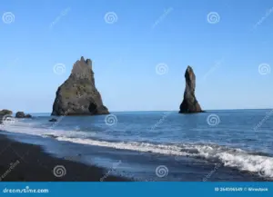 Discover Iceland’s Reynisfjara Black Sand Beach